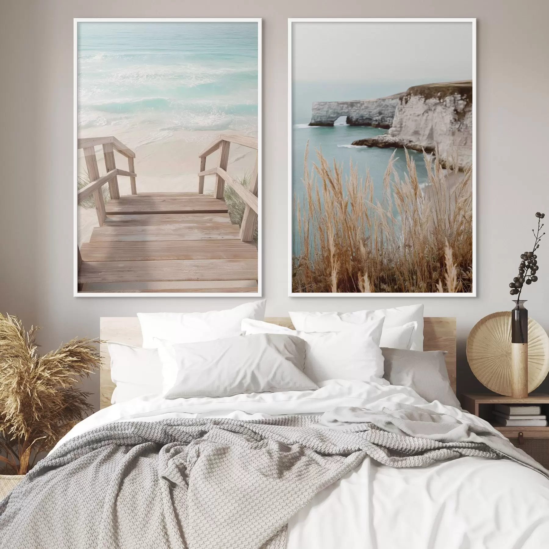 Fototapetai Pakrantės uolos ir sausa žolė prie turkio spalvos jūros d00875