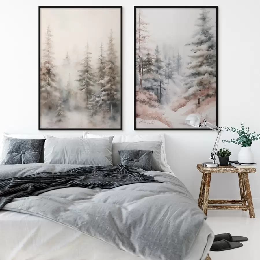 Fototapetai Aukštos pušys, padengtos sniegu, stovinčios rūko apgaubtame miške, švelnus, tylus žiemos peizažas. d01011