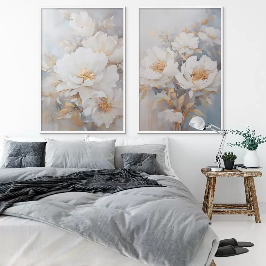 Fototapetai Baltais žiedais ir geltonomis šerdimis bei lapais puotos, švelnūs potėpiai, šviesiai mėlynas fonas, gėlių kompozicija d00878