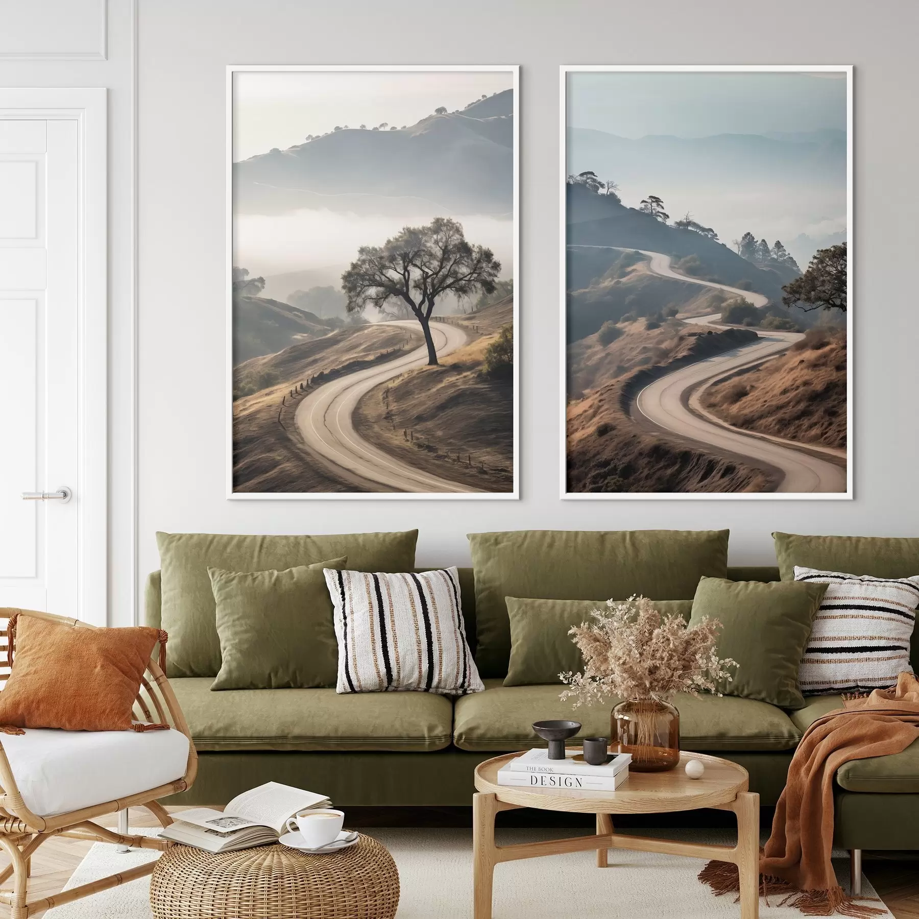 Fototapetai Vingiuotas kelias per kalvotą kraštovaizdį su sausa žole po giedru dangumi ir toli matomomis kalnų viršūnėmis. d00887