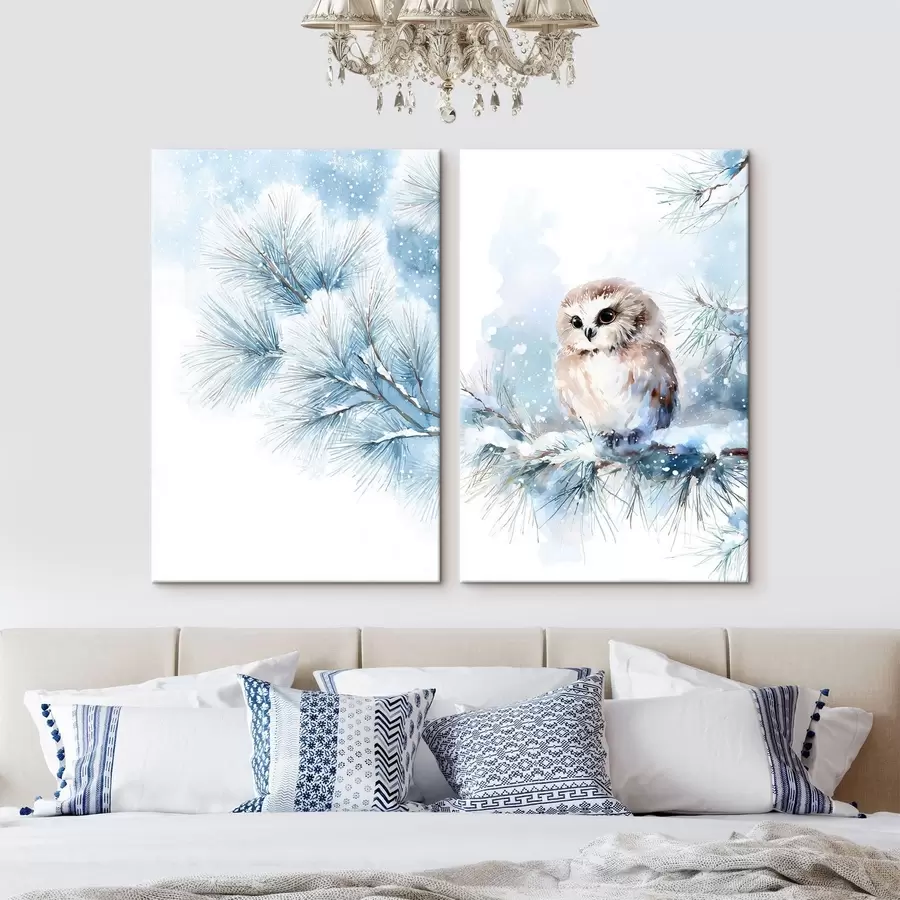 Paveikslėlis mielas pelėdas ant sniegu padengtos pušies šakos, tapytas akvarele m01168