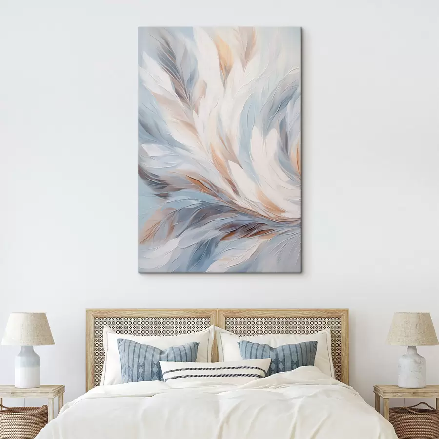 Paveikslėlis Abstraktus paveikslas, vaizduojantis baltos, mėlynos ir rudos spalvų plunksnas, su švelnia, tekančia tekstūra ir šviesiu fonu. s47417