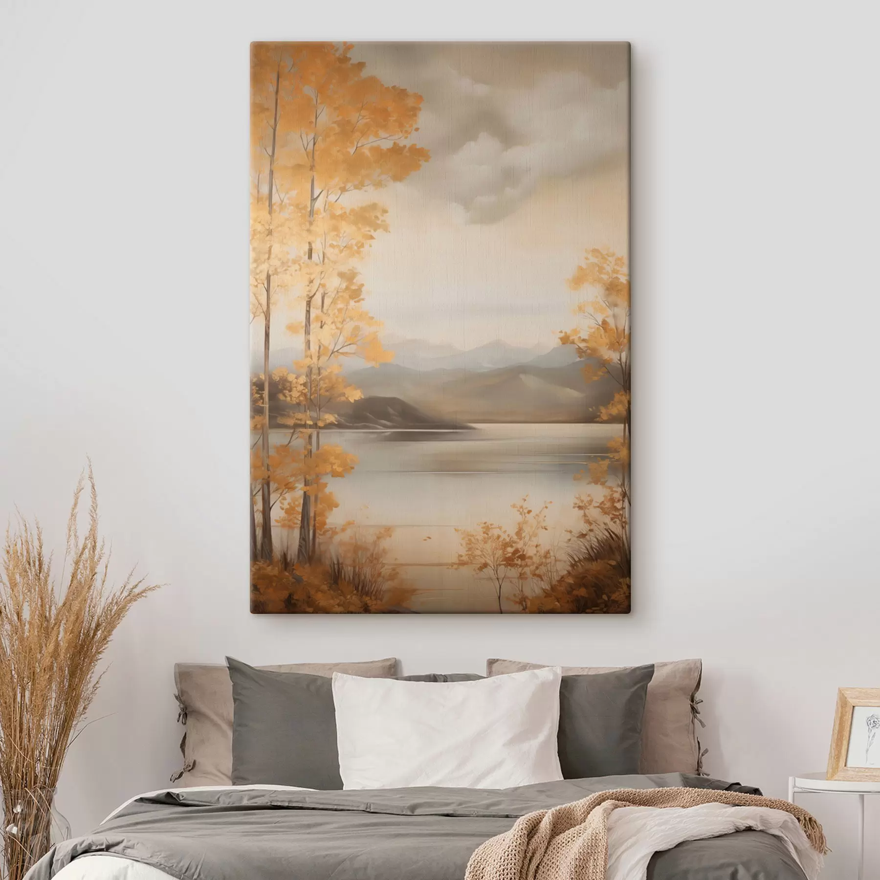 Paveikslėlis Rudens tekstūruoti medžiai su oranžiniais lapais apjuosia ramią ežerą su tolimais kalnais po debesuotu dangumi. s47441