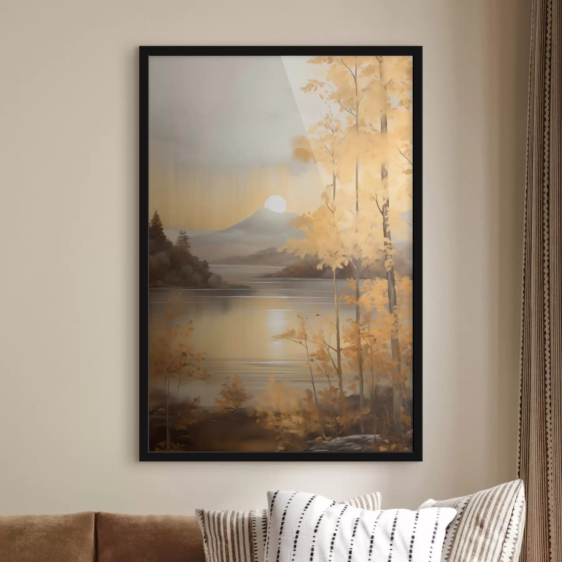 Fototapetai Rudens tekstūruoti medžiai su oranžiniais lapais apjuosia ramią ežerą su tolimais kalnais po debesuotu dangumi. f47440