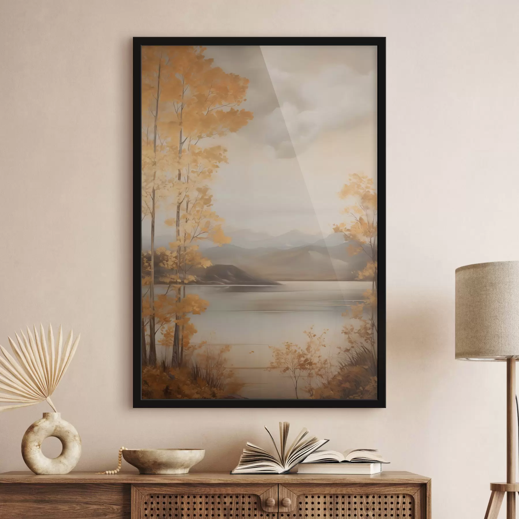 Fototapetai Rudens tekstūruoti medžiai su oranžiniais lapais apjuosia ramią ežerą su tolimais kalnais po debesuotu dangumi. f47441