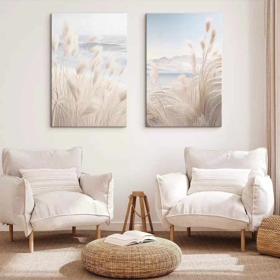 Paveikslėlis Aukšta, plunksniška pampų žolė švelnių smėlio atspalvių pirmame plane, o fone – smėlio paplūdimys. m01242