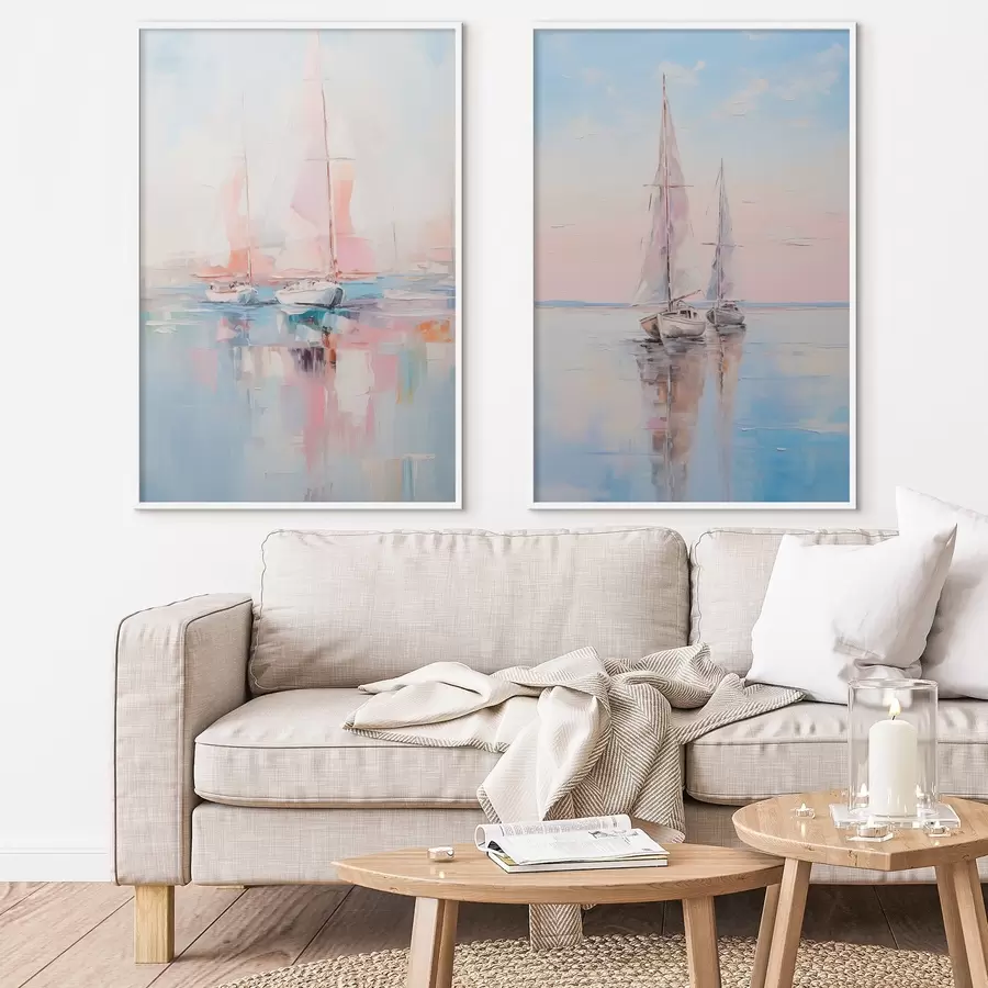 Fototapetai Ramioje jūroje plaukiojančios burinės valtys su rausvomis burėmis, valčių atspindžiai vandenyje, švelnios pastelinės spalvos d00648