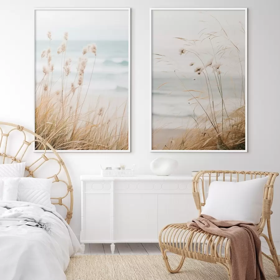 Fototapetai Aukšta žolė su pūkuotomis sėklų galvutėmis, smėlio paplūdimys ir vandenyno bangos fone, švelni ir prislopinta spalvų paletė d00650