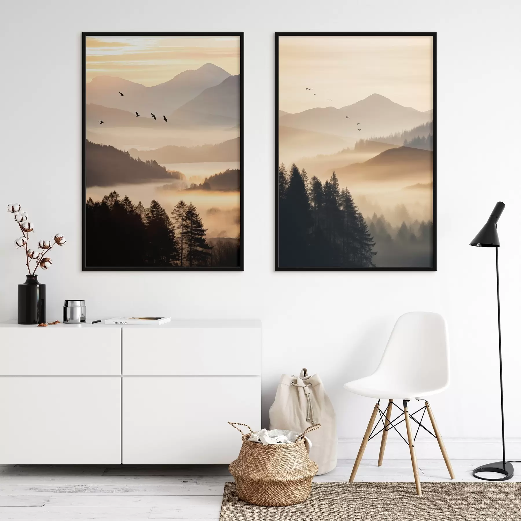 Fototapetai Kalnų kraštovaizdis su mišku ir danguje skrendančiais paukščiais, visa tai dengia storas rūko sluoksnis saulėtekio metu d00651