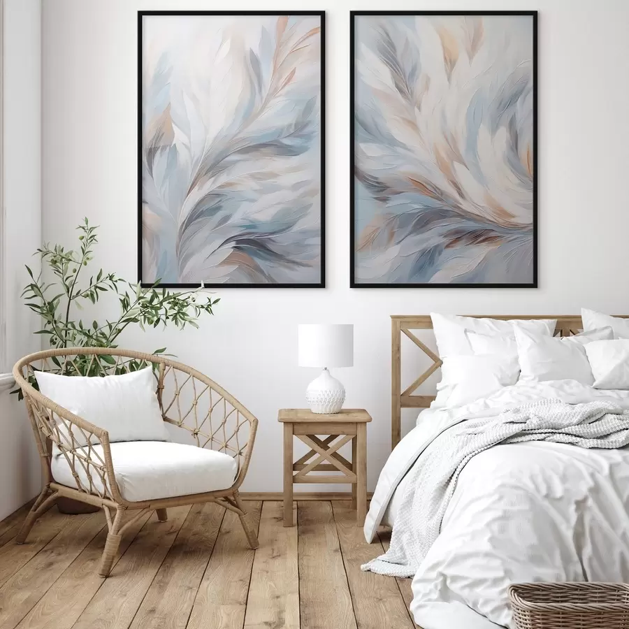 Fototapetai Abstraktus paveikslas, vaizduojantis baltos, mėlynos ir rudos spalvų plunksnas, su švelnia, tekančia tekstūra ir šviesiu fonu. d01234