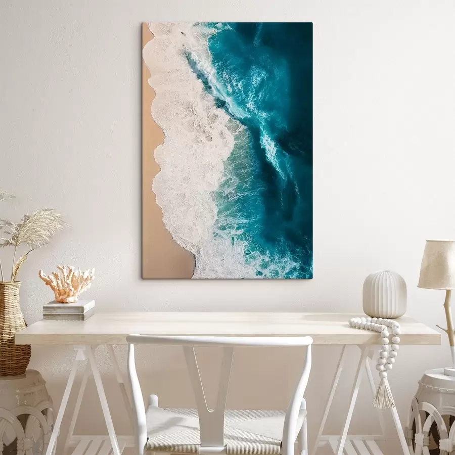 Paveikslėlis oro vaizdas iš viršaus, kuriame matyti, kaip vandenyno bangos susiduria su smėlio paplūdimiu s48062