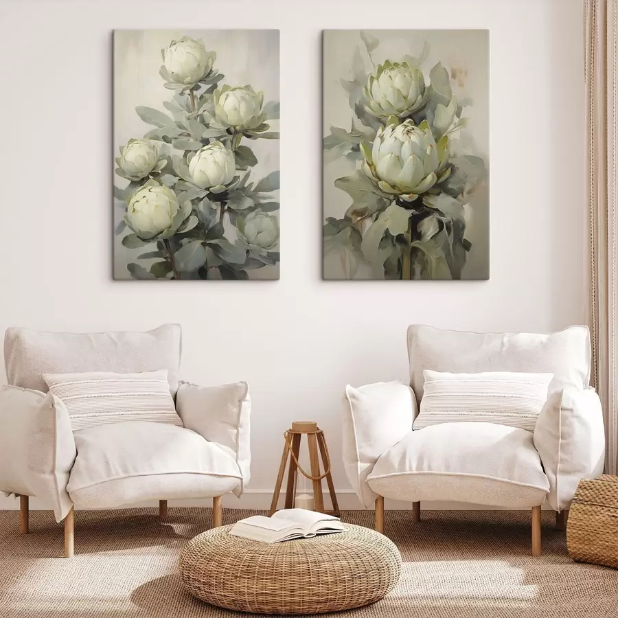 Paveikslėlis Keletas baltų protea gėlių su dideliais žaliais lapais prieš šviesų foną m30051