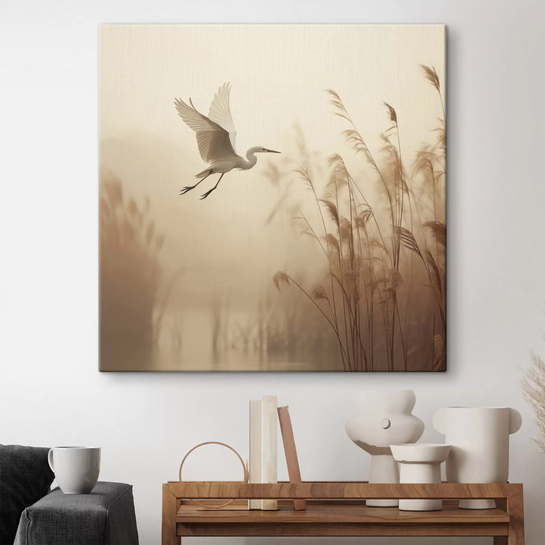 Paveikslėlis Balta garzetta skraido virš ežero, kurį supa aukšti nendrės, o fone matyti medžiai s48390