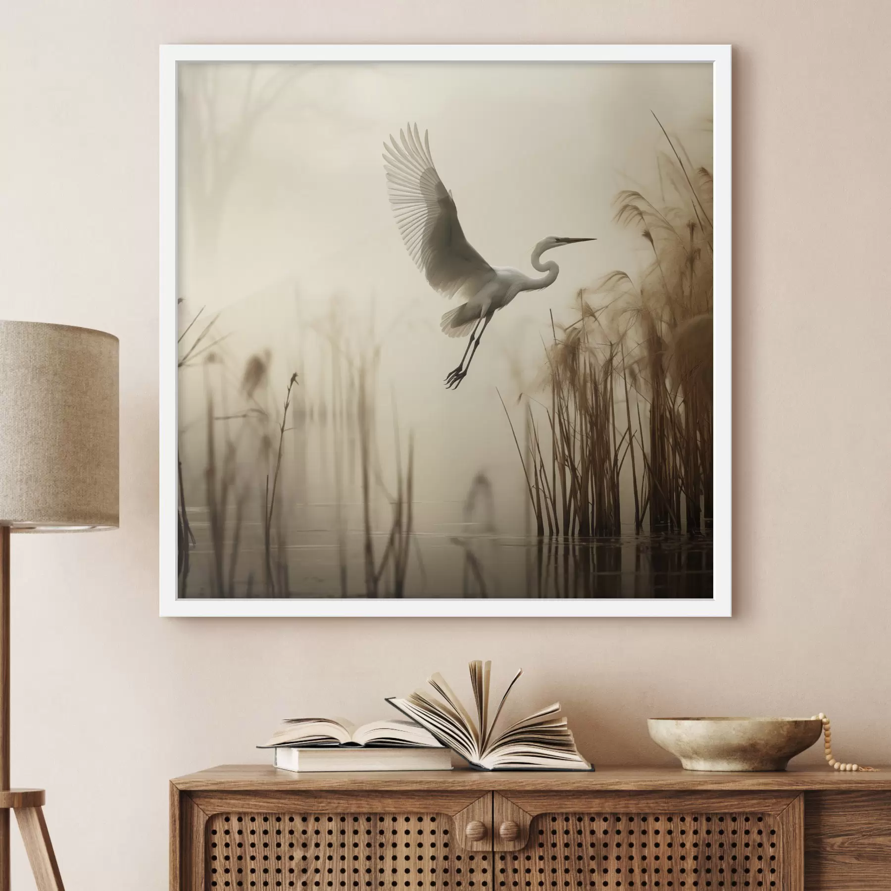 Fototapetai Balta garzetta skraido virš ežero, kurį supa aukšti nendrės, o fone matyti medžiai f48389