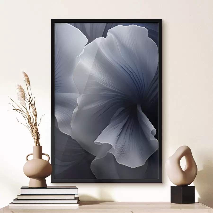 Fototapetai Abstrakčios mėlynos ir baltos gėlių žiedlapių kompozicija tamsaus fono fone f48731