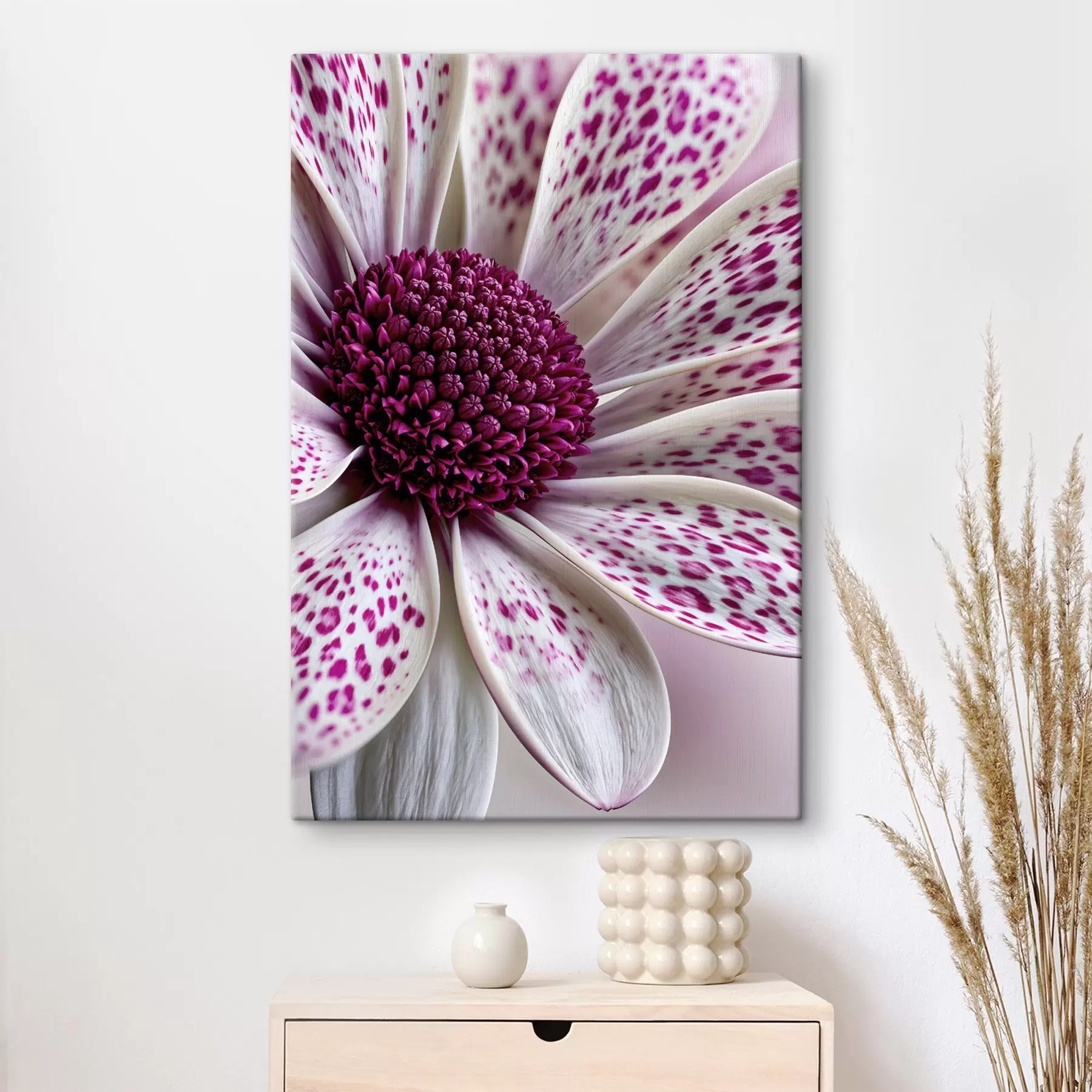 Paveikslėlis Gėlės, primenančios saulėgrąžą, artimas planas su ryškiais magentos spalvos leopardiniais taškeliais s49865