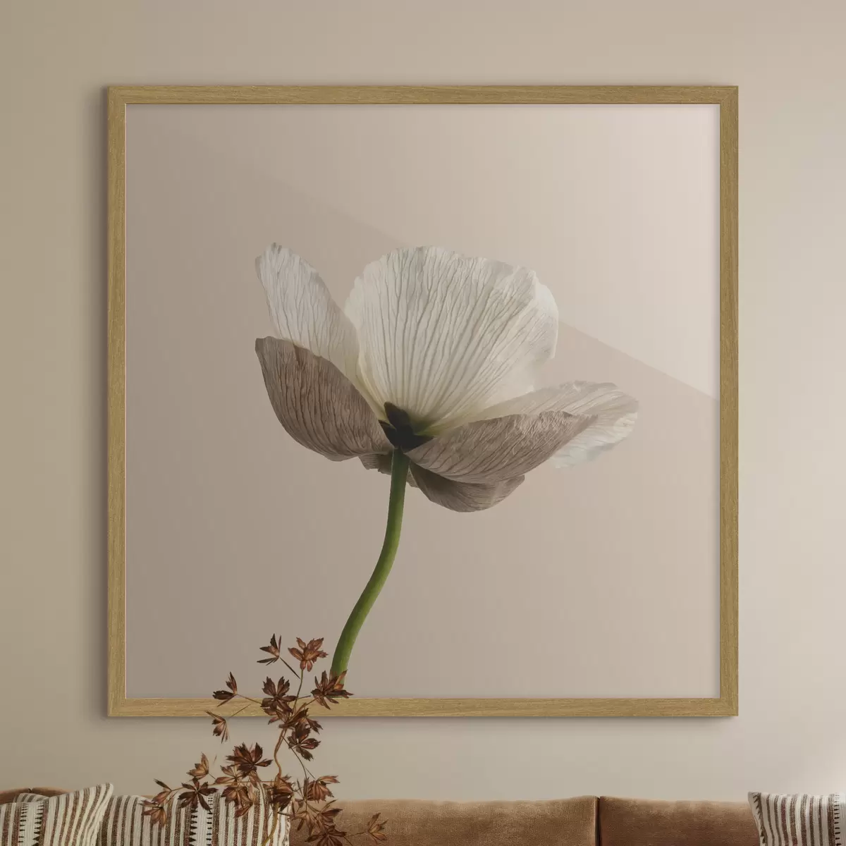 Plakatas Subtilus gėlės motyvas su permatomais žiedlapiais ant smėlio spalvos fono, minimalistiniu stiliumi f49718