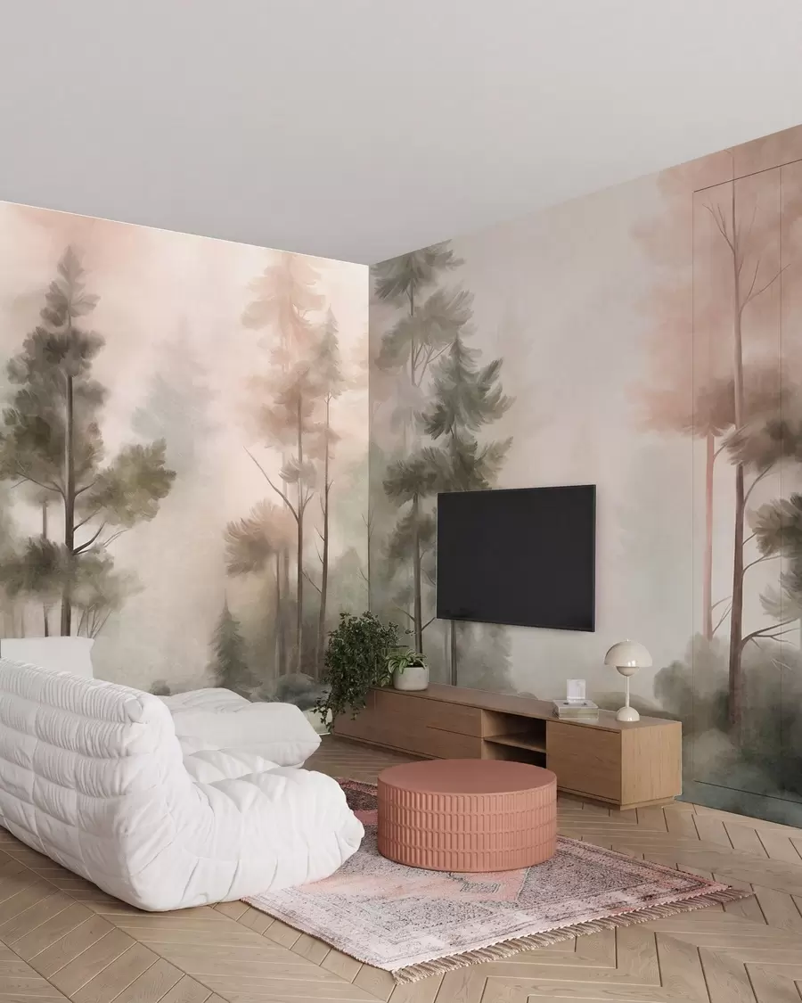 Fototapetai Tekstūruotas miškas su aukštomis pušimis, kurių atspalviai svyruoja nuo žalios iki rausvos, apgaubtas švelniu lengvu rūku w09982