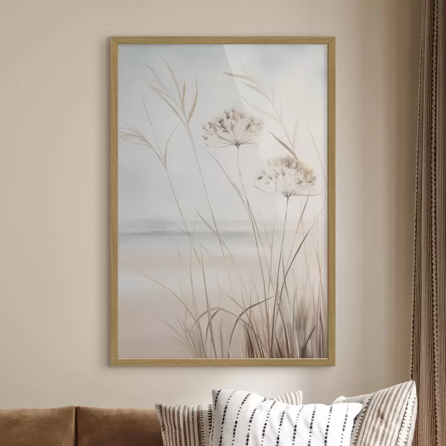 Fototapetai Aukšta, išdžiūvusi žolė ir gėlės švelniuose smėlio ir baltos spalvų atspalviuose, švelnus, neryškus fonas f50974