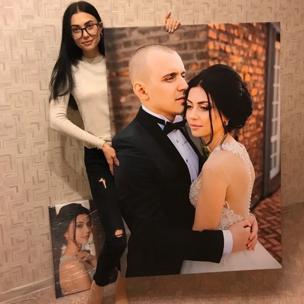 Paveikslėlis Fotografavimas per petį, su šypsena ir blykste s34690