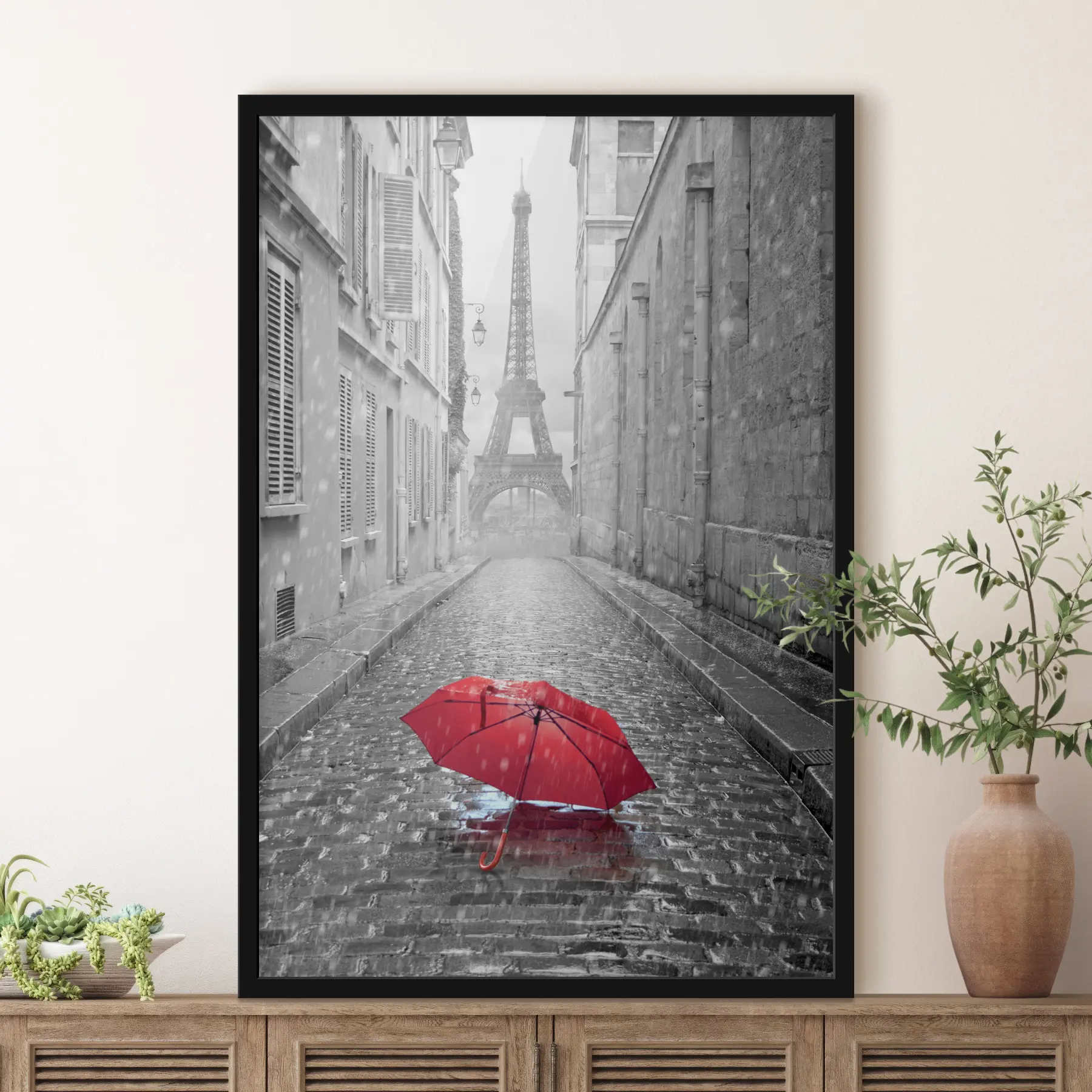 Fototapetai Raudonas skėtis ant šlapio grindinio gatvėje f33713